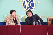 左からソン・ガンホ、ポン・ジュノ。