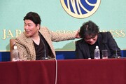 アカデミー賞受賞時は、ポン・ジュノ（右）の背中や頬を叩くようにしていたと明かすソン・ガンホ（左）。