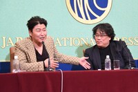 カンヌ国際映画祭での受賞時、ポン・ジュノ（右）の胸を叩いて骨にヒビを入れてしまったと明かすソン・ガンホ（左）。