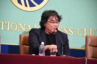 映画を作る際の目標を聞かれ「あることにはあるんですけど……」と恥ずかしがるポン・ジュノ。