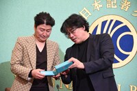 記念品を贈呈されたソン・ガンホ（左）とポン・ジュノ（右）。