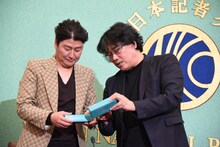 記念品を贈呈されたソン・ガンホ（左）とポン・ジュノ（右）。