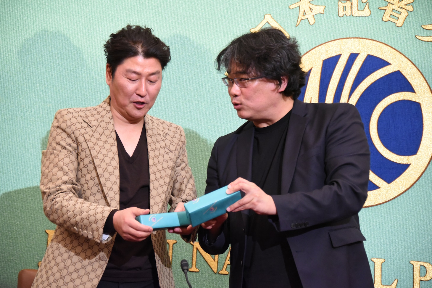 記念品を贈呈されたソン・ガンホ（左）とポン・ジュノ（右）。