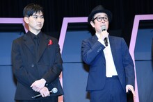 左から松田翔太、リリー・フランキー。