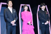 左から堤真一、広瀬すず、吉沢亮。
