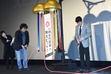 くす玉の縄で遊ぶポン・ジュノ（左）。