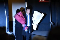 花束を持って登場した草なぎ剛（左）。