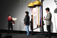 花束を持って登場した草なぎ剛（左）。