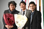 左からポン・ジュノ、ソン・ガンホ、草なぎ剛。