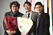 左からポン・ジュノ、ソン・ガンホ、草なぎ剛。