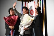 左からポン・ジュノ、ソン・ガンホ、草なぎ剛。
