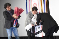 握手をする草なぎ剛（右）とソン・ガンホ（中央）。