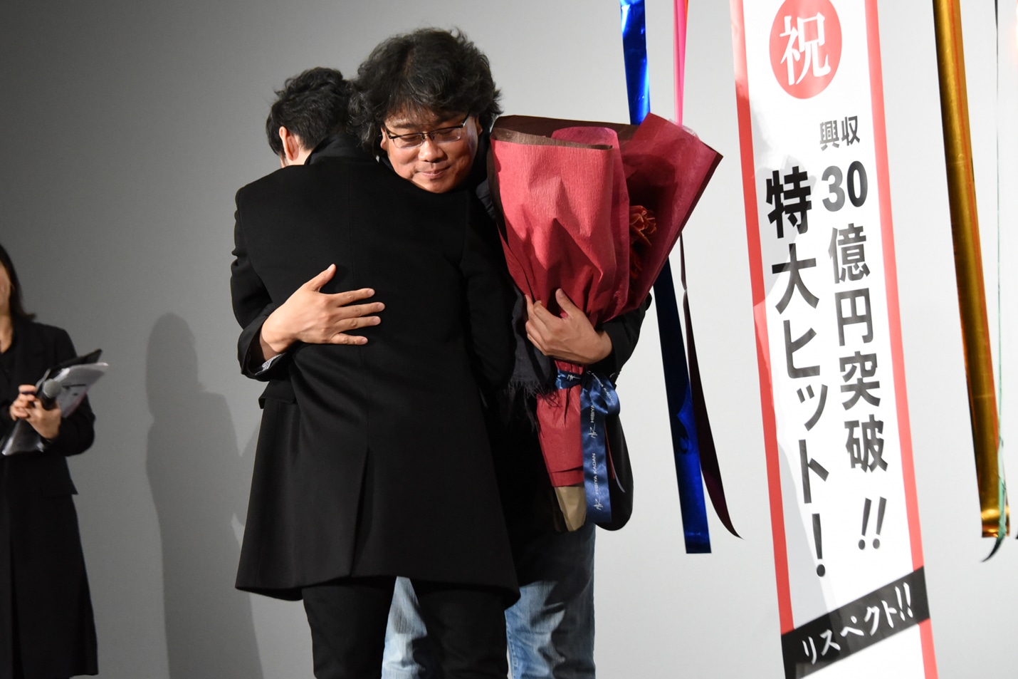 ハグを交わす草なぎ剛とポン・ジュノ。