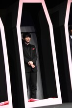 棺桶から登場した吉沢亮。