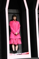 棺桶から登場した広瀬すず。