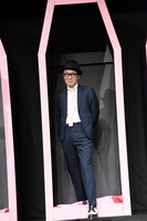 棺桶から登場したリリー・フランキー。