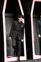 棺桶から登場した吉沢亮。