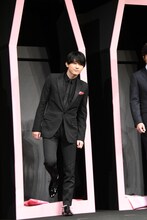 棺桶から登場した吉沢亮。