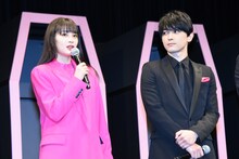 左から広瀬すず、吉沢亮。
