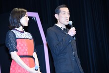 左から木村多江、嶋田久作。