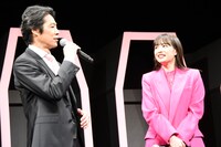 左から堤真一、広瀬すず。