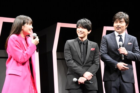 左から広瀬すず、吉沢亮、小澤征悦。