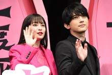 左から広瀬すず、吉沢亮。