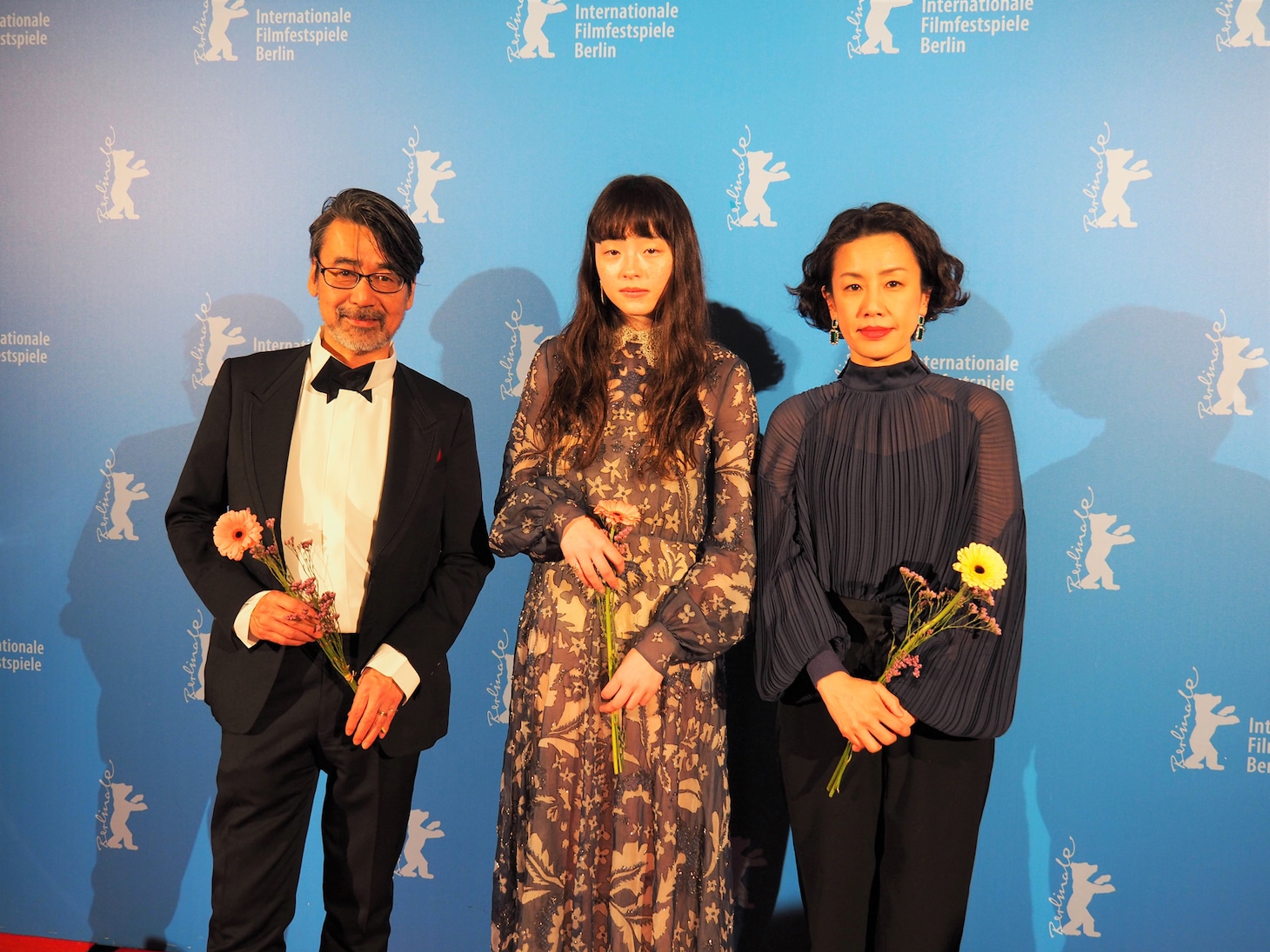 左から諏訪敦彦、モトーラ世理奈、渡辺真起子。
