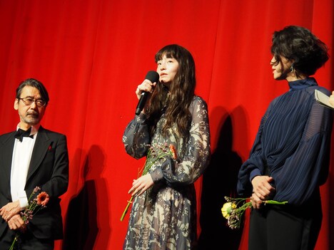 左から諏訪敦彦、モトーラ世理奈、渡辺真起子。