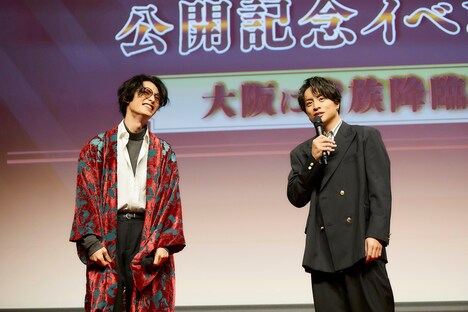 左から塩野瑛久、白濱亜嵐。