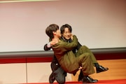 廣瀬智紀(手前)をお姫様抱っこする白濱亜嵐(奥)。