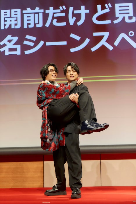 塩野瑛久(手前)をお姫様抱っこする白濱亜嵐(奥)。