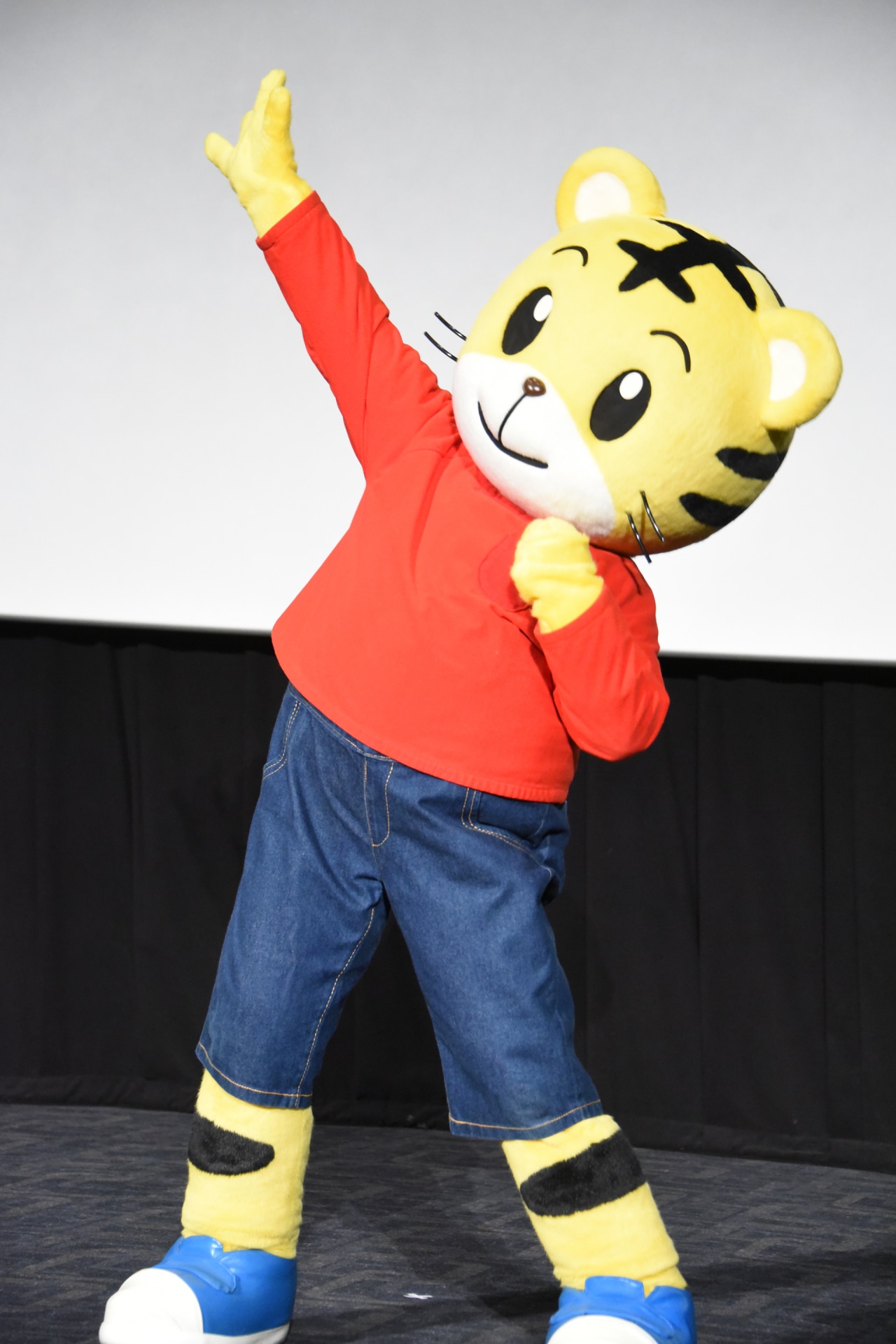 子供たちに挨拶するしまじろう。