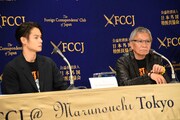 左から窪田正孝、三池崇史。