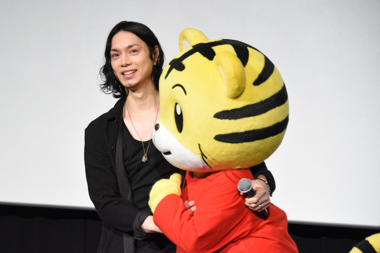 しまじろう（右）とハグする水嶋ヒロ（左）。