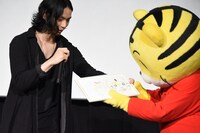 しまじろう（右）にイラストをプレゼントする水嶋ヒロ（左）。