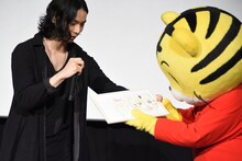 しまじろう（右）にイラストをプレゼントする水嶋ヒロ（左）。