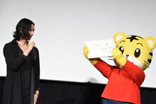 水嶋ヒロ（左）にイラストをもらって喜ぶしまじろう（右）。