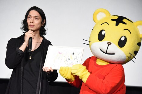 左から水嶋ヒロ、しまじろう。