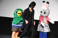 水嶋ヒロ（中央）を案内するみみりん（右）。