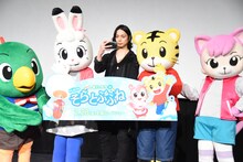 記念撮影する水嶋ヒロ。