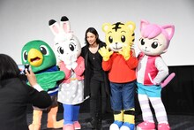 記念撮影する水嶋ヒロ。