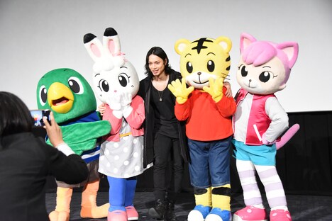 記念撮影する水嶋ヒロ。