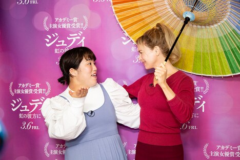 左からゆりやんレトリィバァ、レニー・ゼルウィガー。 (c)鈴木香織