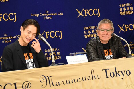 左から窪田正孝、三池崇史。