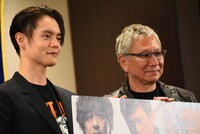 左から窪田正孝、三池崇史。