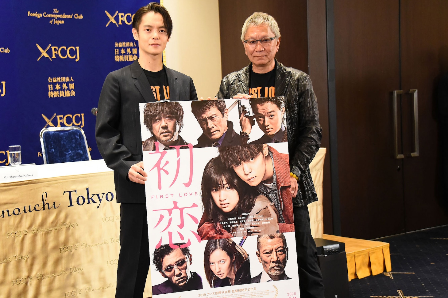 「初恋」会見にて、左から窪田正孝、三池崇史。
