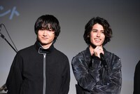 左から金子大地、寛一郎。