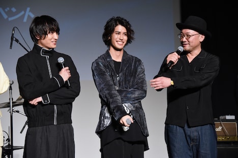 左から金子大地、寛一郎、内田英治。