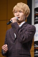 緊張の面持ちで、時折拳を握りしめながら挨拶した那須雄登。